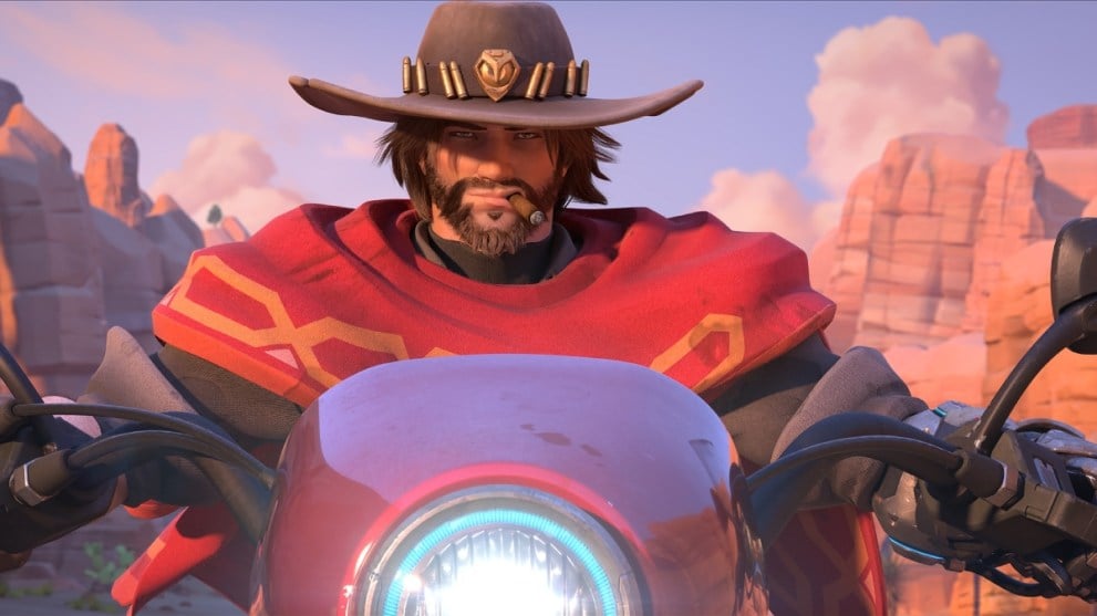 Overwatch 2 Cassidy Cowboy andando en bicicleta con sombrero y fumando un cigarro