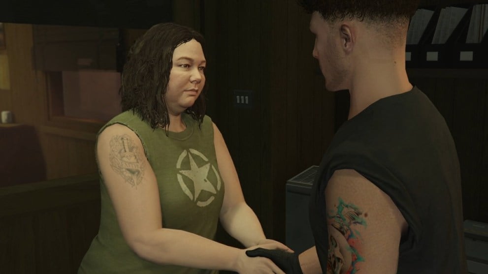 Maude estrechando la mano del personaje jugador en GTA Online.