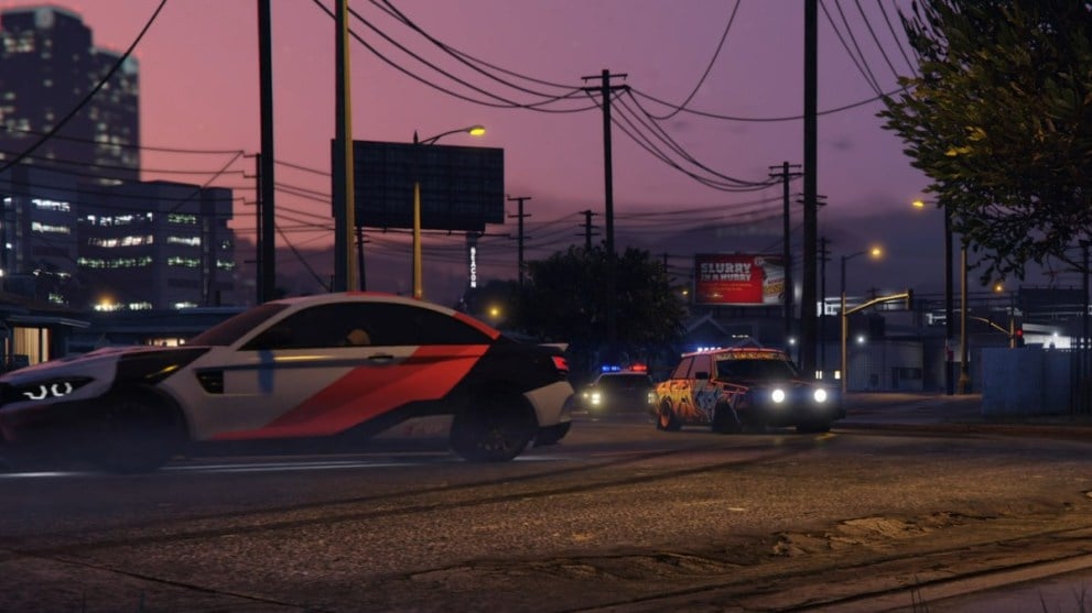 Dos coches corriendo en GTA Online.