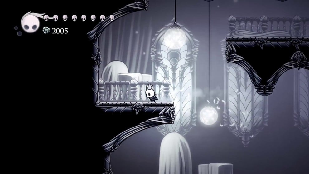 el Hollow Knight caminando en un balcón