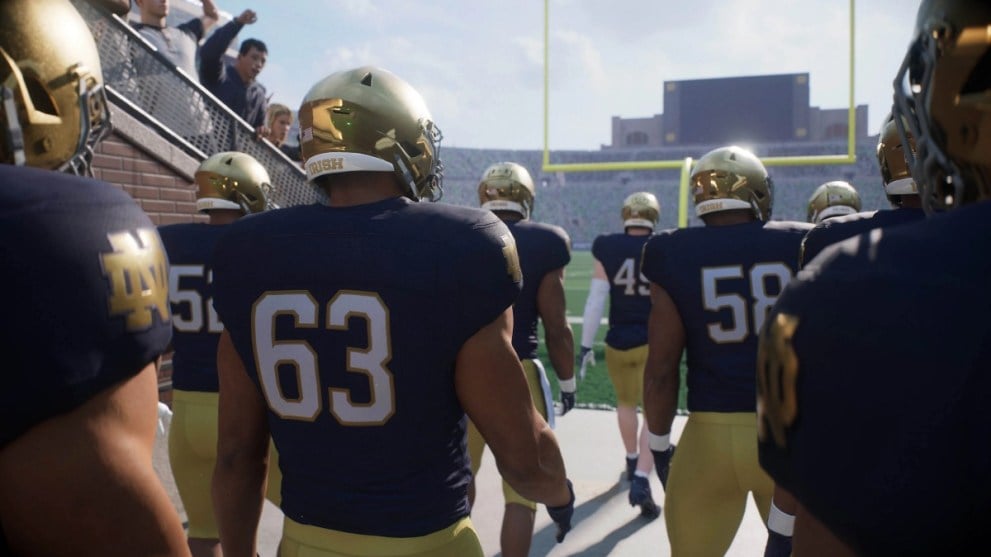 Los jugadores salen al campo en College Football 25.