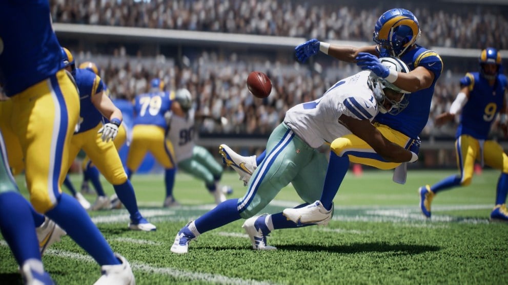 Un defensor capturando a un mariscal de campo en Madden 25.