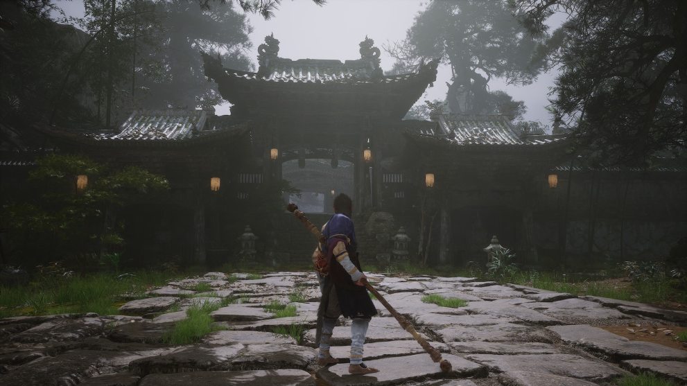 Un personaje con un palo largo delante de una puerta.