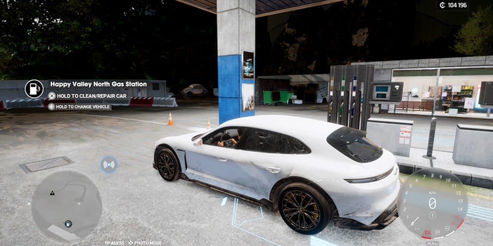 Taycan estacionado en una gasolinera 