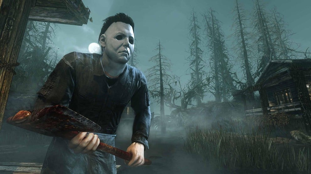 Call of Duty Michael Myers sostiene un hacha con árboles cubiertos de niebla en el fondo